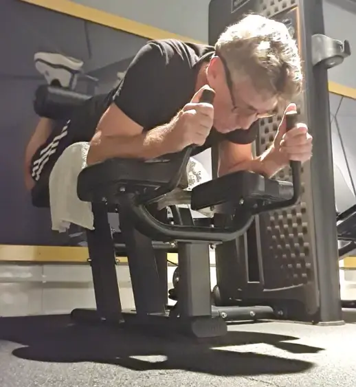 showing the Leg Curl exercise form