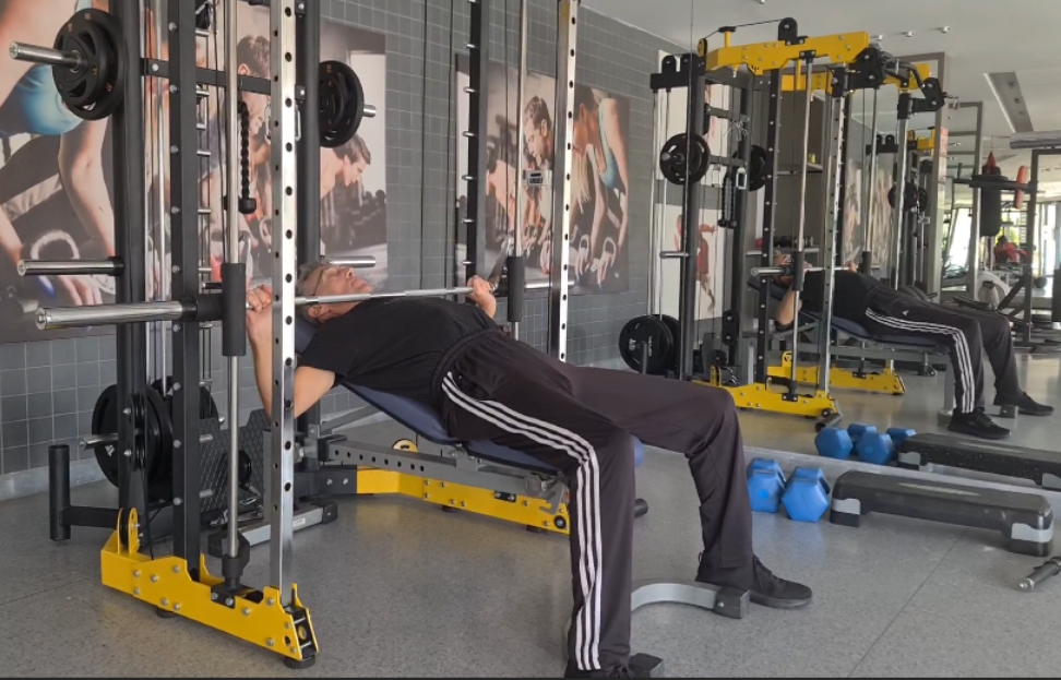 Showing the Smith Machine Incline Bench Press gym exercise for Upper Chest activation